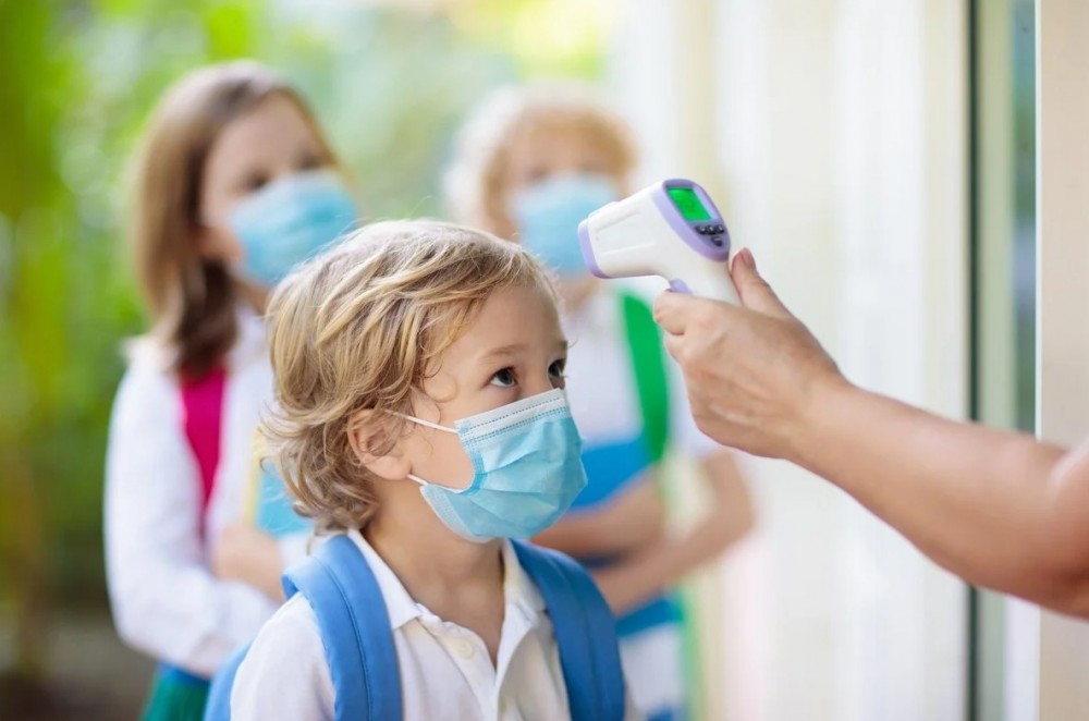 Studiu // Copiii riscă să se infecteze mai mult acasă, decât la școală